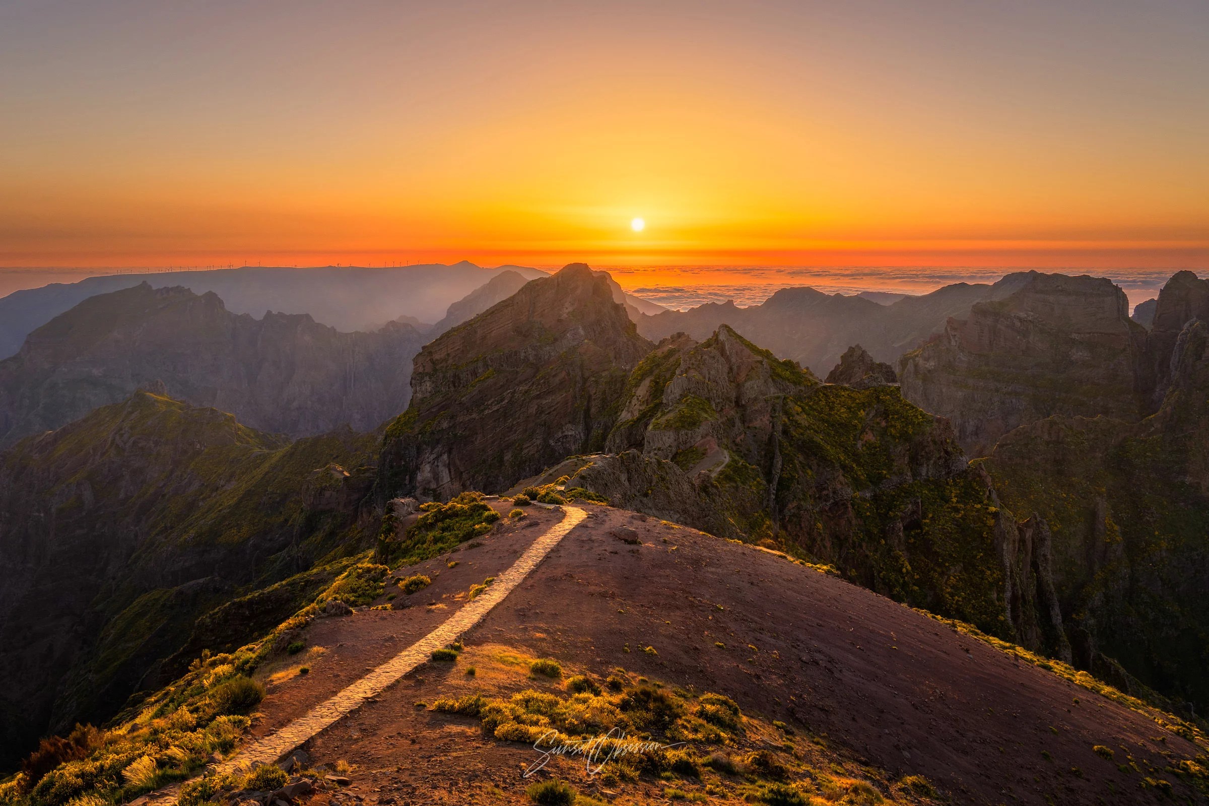 A fabulous summer sunset on the Pico do Arieiro viewpoing in Madeira