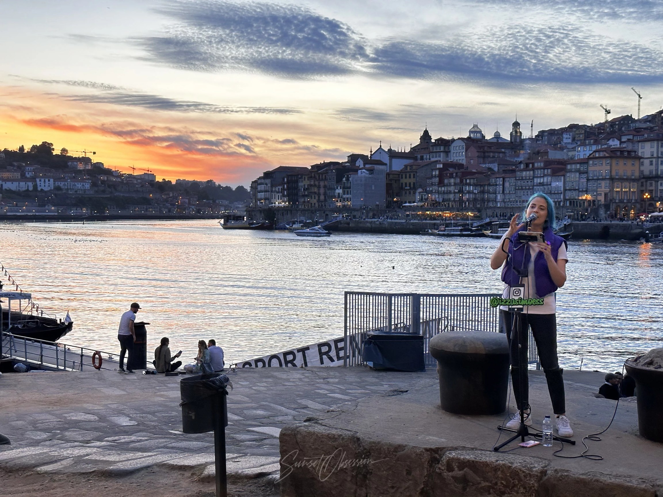 A typical evening in Ribeira, Porto