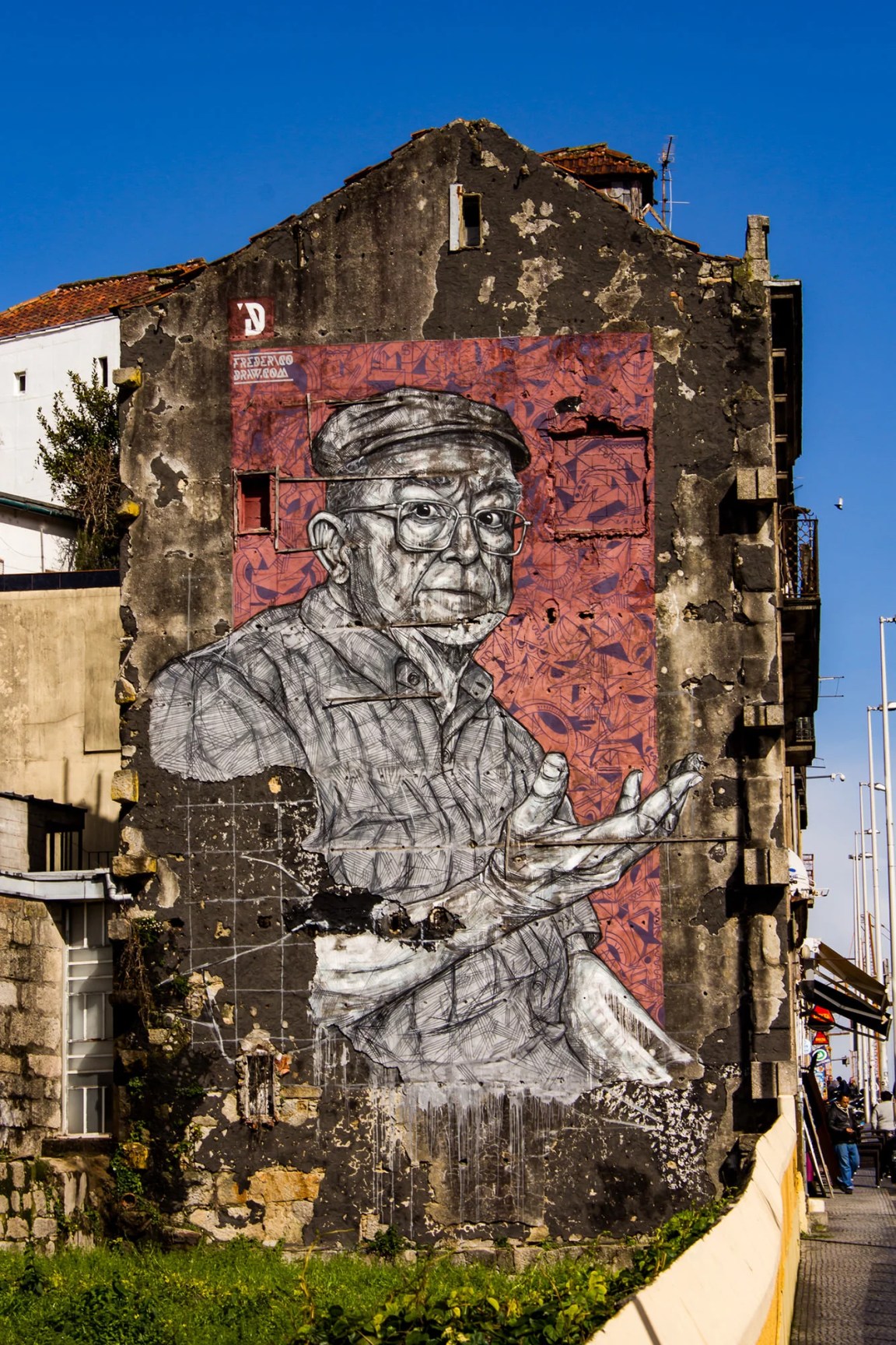 One of many graffiti paintings in Porto 