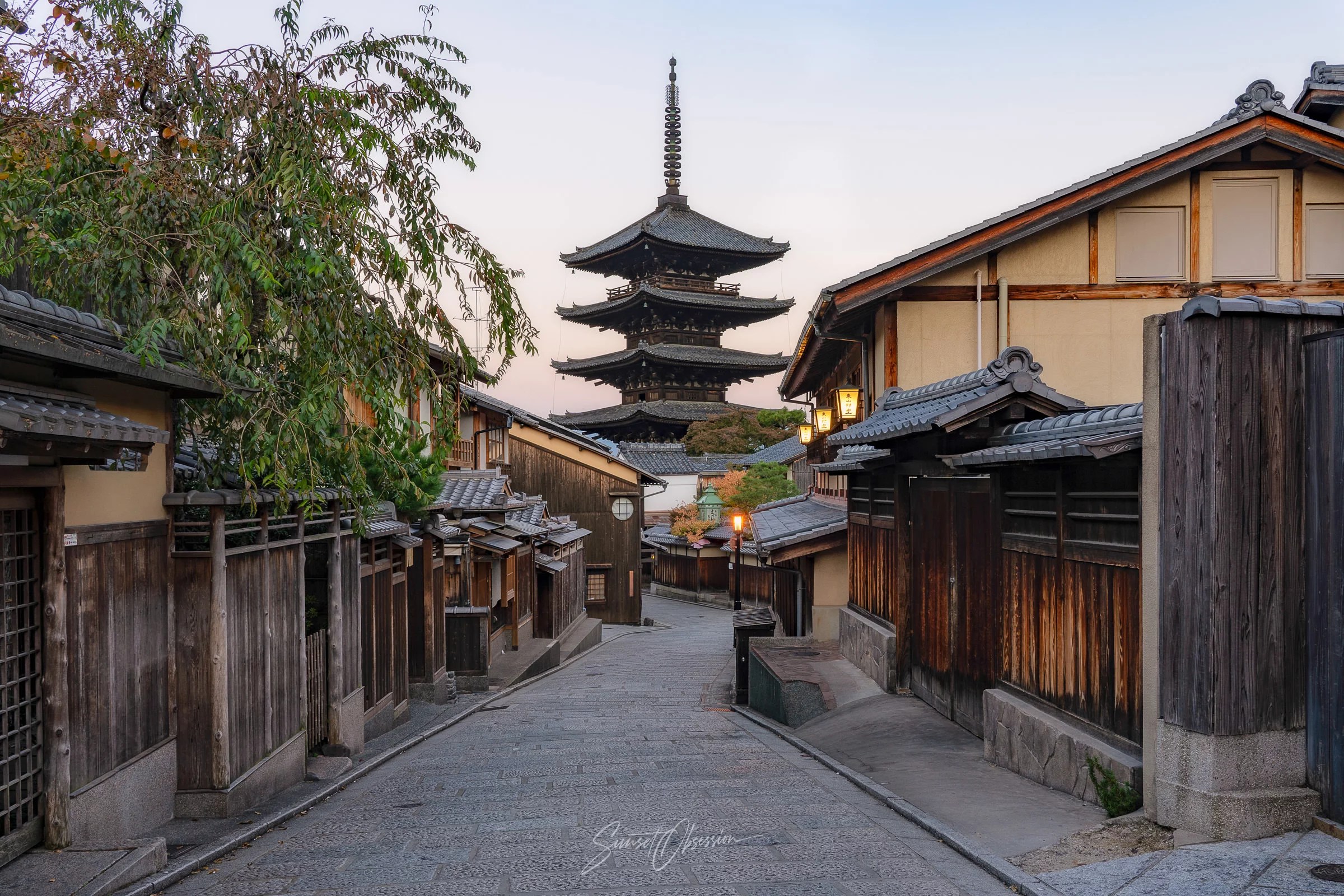 Higashiyama district is a famous photography area in Kyoto