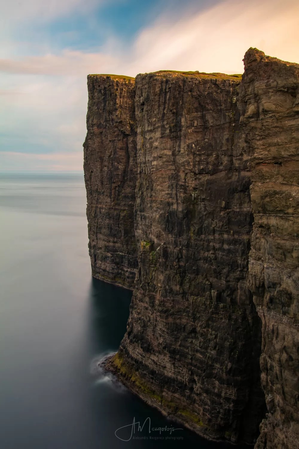 The cliff of Trælanípa